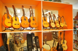 各音域ギターがずらり